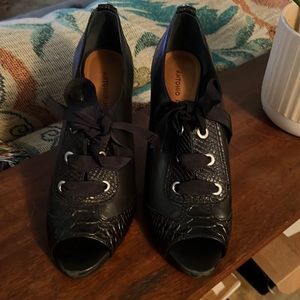 Antonio Melani black leather tie pumps